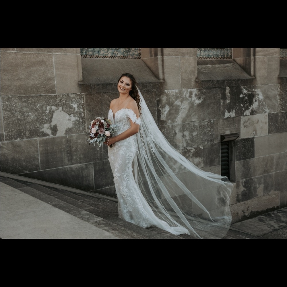 Galina Signature Wedding Dress 3D Floral Size 4